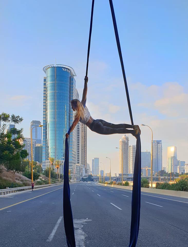 julienbahloul's tweet image. L’histoire mignonne de ce #Kippour à #TelAviv : Shay Rylski, prof de yoga, s’est pointée au petit matin pour faire des photos suspendue dans les airs sur l’autoroute vide. La police arrive. Au lieu de lui demander de partir... elle sécurise les lieux pour l’aider. #OnlyInIsrael