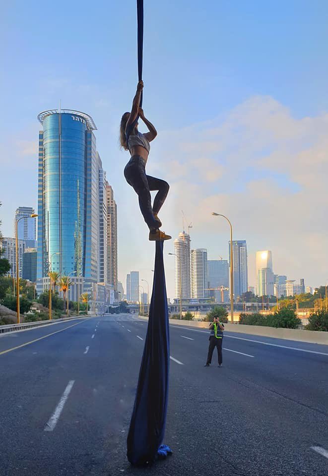 julienbahloul's tweet image. L’histoire mignonne de ce #Kippour à #TelAviv : Shay Rylski, prof de yoga, s’est pointée au petit matin pour faire des photos suspendue dans les airs sur l’autoroute vide. La police arrive. Au lieu de lui demander de partir... elle sécurise les lieux pour l’aider. #OnlyInIsrael
