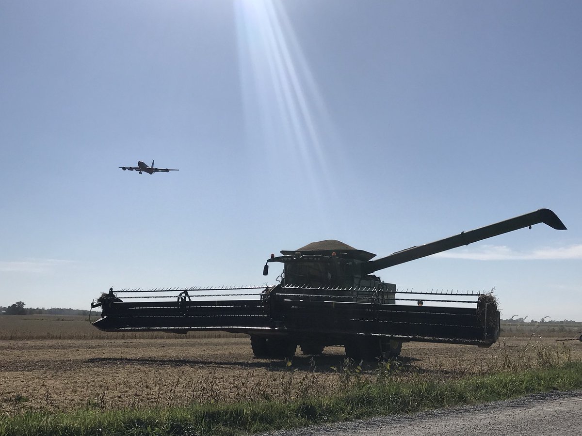 bigtimefarming's tweet photo. Enjoy working around the Grissom Air Base! #refueling #USAF #johndeere #MacDon #MacDonCutsIt @JohnDeere @MacDon #fd70 #S670 https://t.co/CZWE31mWbF