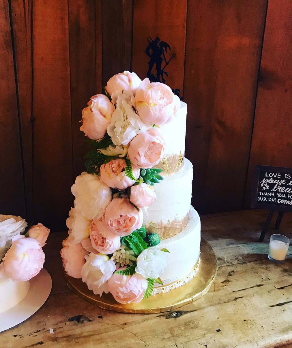 Beautiful Wedding Cake from this past weekend 💕💕💕