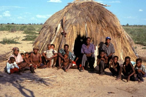 CulturasD's tweet photo. El mayor riesgo para los San lo corren cuando las empresas mineras persuaden a los gobiernos de trasladarlos a reservas especiales, para poder explotar las minas y a la vez hacer de ellos una atracción turística. #Africa #cultura https://t.co/jIUfkh9Y52