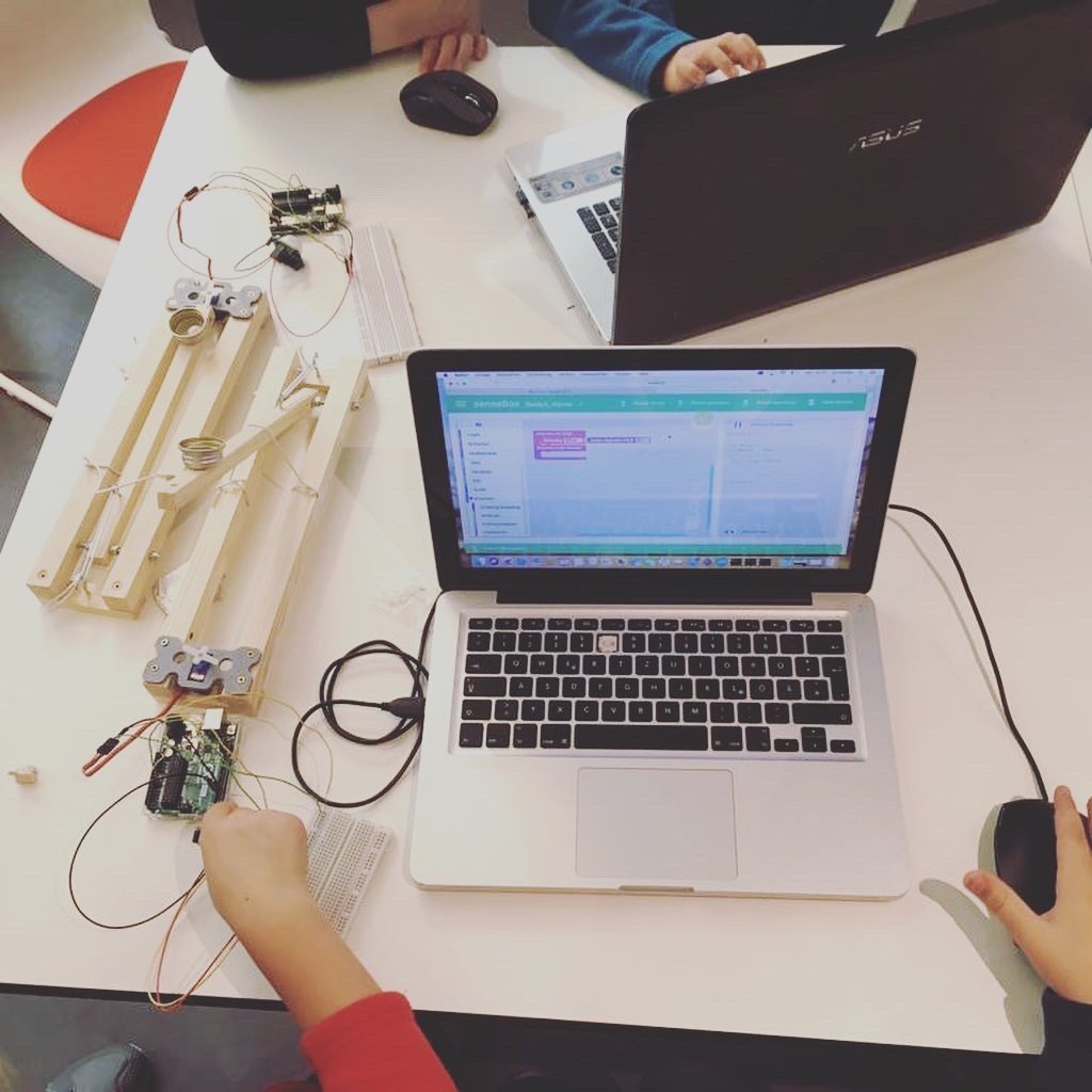 startcodingde's tweet image. Wow, schon 3 Tage @JuniorLabBerlin sind rum. In 5 Workshops tüfteln bis FR jeden Tag 60 Kids an spannenden Projekten: Wir bauen + programmieren Katapulte, erzählen Stop-Motion-Geschichten, nähen smarte Wearables + bauen Hologramme. #DigitaleBildung