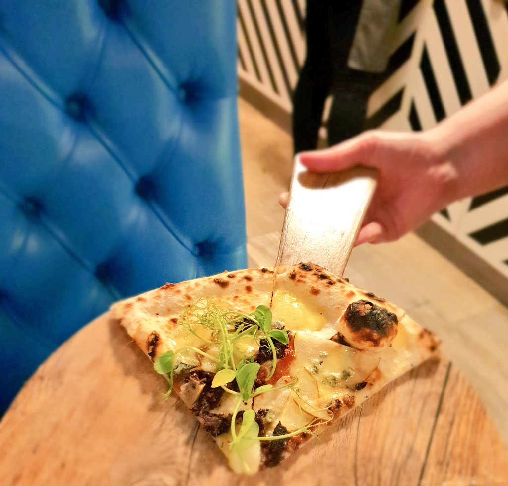 Tirkeeran blue <a href="/PrimroseDerry/">Primrose on the quay</a> sourdough Bianca pizza with Tirkeeran black pudding, <a href="/grantsbacon/">William Grant & Co. Ltd.</a> jam, #Redgate pears &amp; <a href="/tamnaghfoods/">Julie Hickey</a> #sperrin blue cheese. <a href="/farmerkaney/">Richard Kane</a> said this is his favourite! 

#localfood #broightergold #rapeseedoil #supportinglocal #slowfood