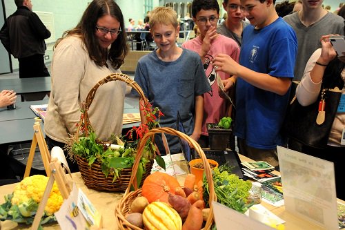 USDA_FNA's tweet photo. In School Year 2018-2019, which #local foods did schools most frequently purchase? We really want to know! @USDA is calling for school food authorities to complete the #USDA #farmtoschool #F2Scensus now! https://t.co/QgVpIkAJ5l #F2SMonth https://t.co/IWIV5njqv1