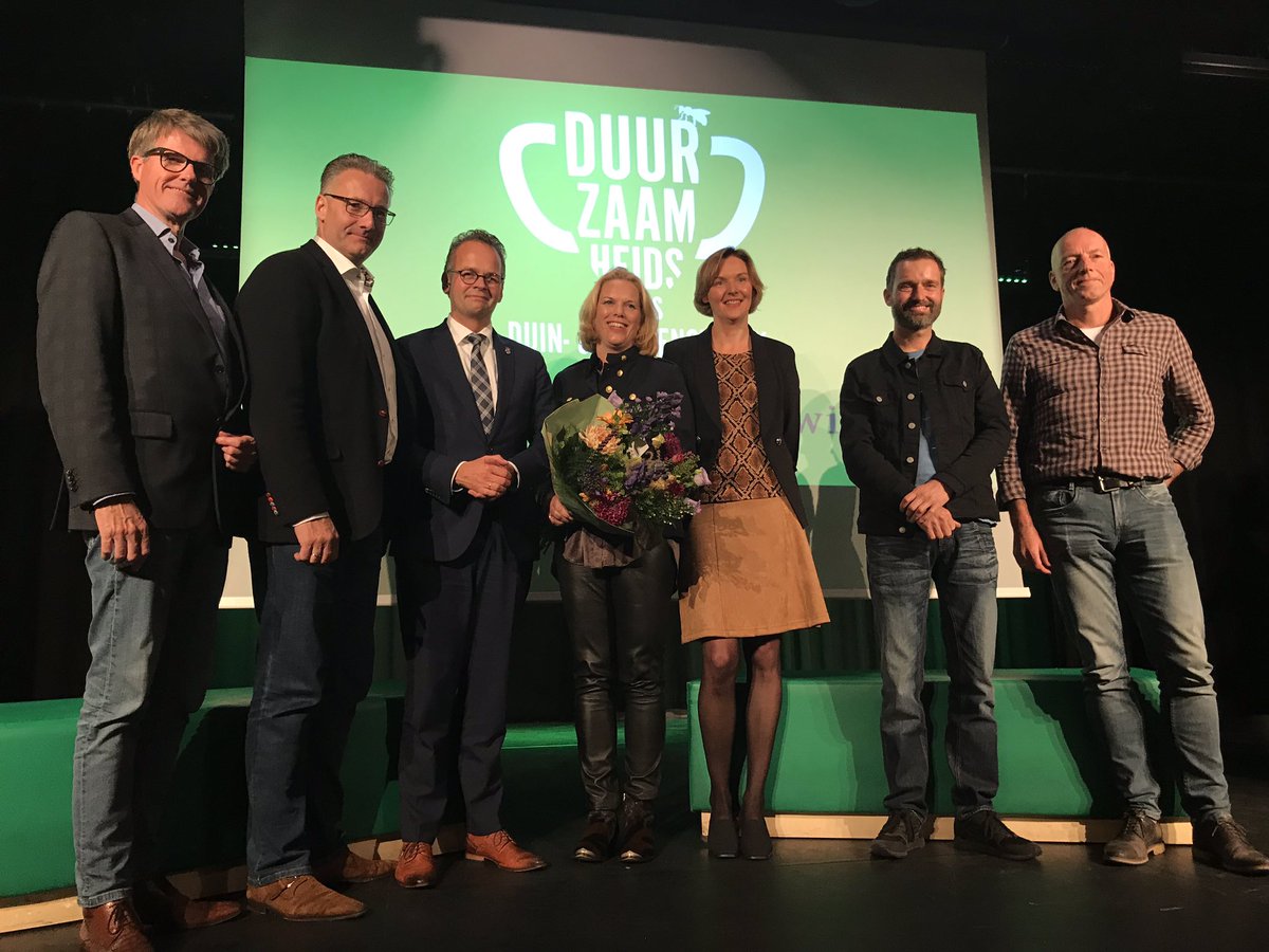 Waanzinnig! Wat was het een spannende strijd. We zijn enorm trots dat we de winnaar zijn van de Duurzaamheidsprijs Duin &amp; Bollenstreek 2019!! Met @hoekhoveniers <a href="/vankesteren75/">VanKesterenSchilders</a> <a href="/lemonhilllisse/">Lemon Hill Lisse</a> <a href="/dp_bollenstreek/">Duurzaamheidsprijs Duin- & Bollenstreek</a> @bobizznizz
