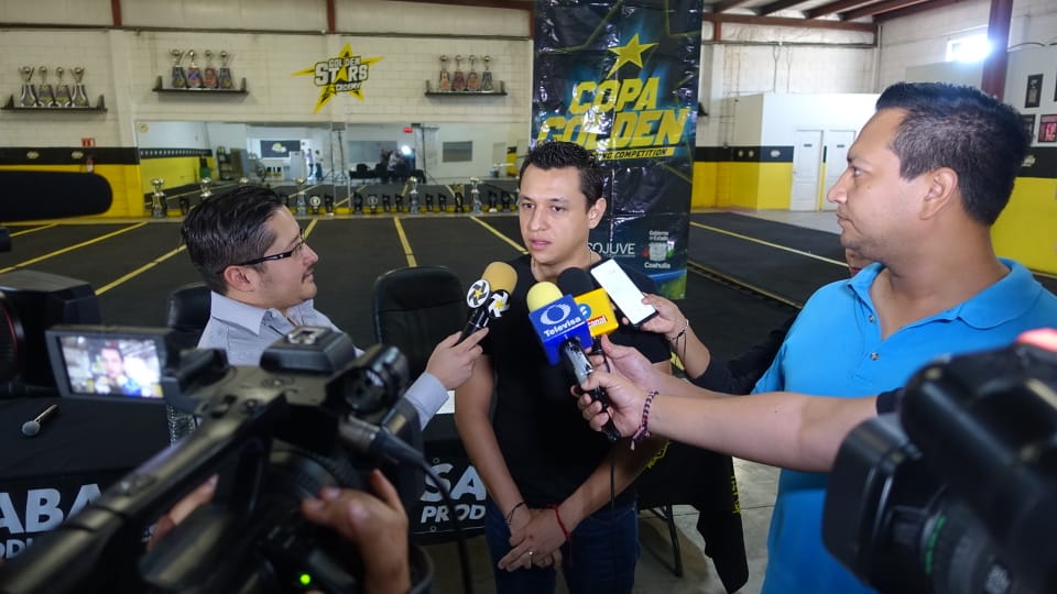 icojuvelag's tweet photo. #RuedaDePrensa 🎤 acompañamos a la Academia  #GoldenStars✨ para dar a conocer los detalles de la 4a edición de la 🏆#CopaGolden 2019, concurso de porristas de alto rendimiento💪 donde combinan elementos de gimnasia,🤸 saltos, elevaciones y baile.

#FuerteCoahuilaEs💪 https://t.co/jh02Z2r2DK