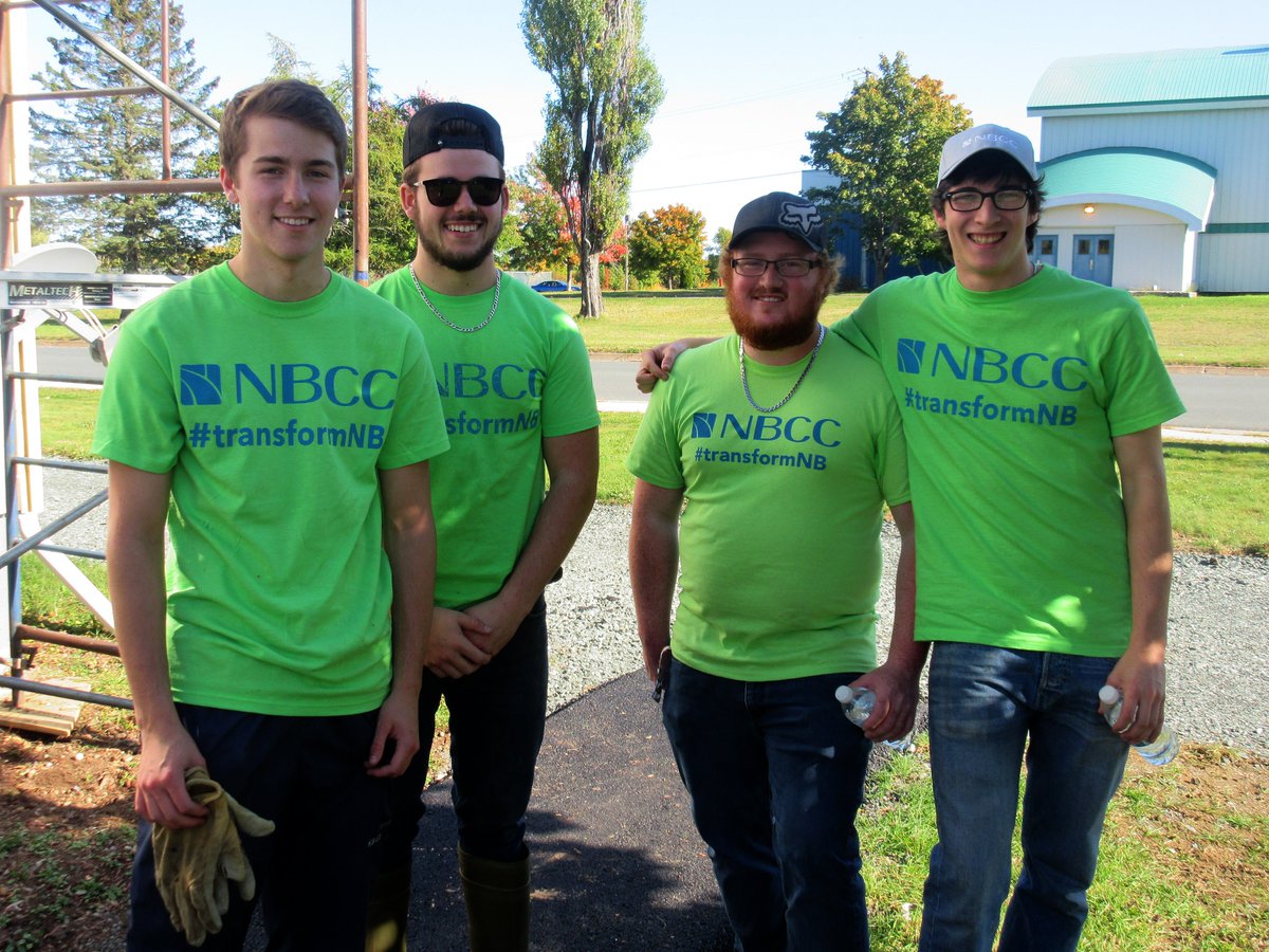 MsBrendaDaigle's tweet photo. NBCC Miramichi Criminal Justice students lending a hand in the community - #RetirementMiramichi, #transformNB #ServiceLearningDay #RobertsonInstitute https://t.co/PUWgtmMUcm