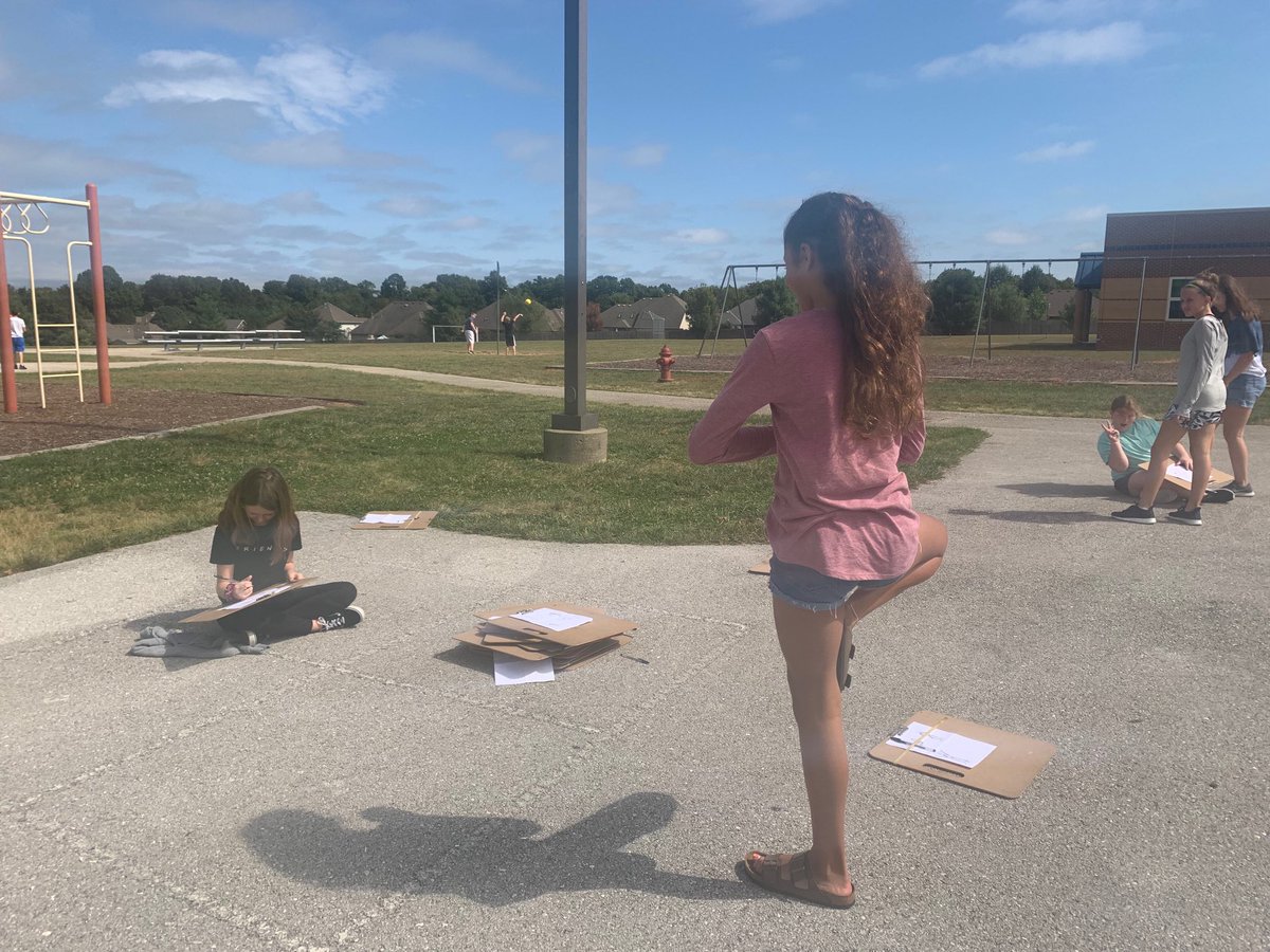 jmccormick74's tweet photo. Gesture drawing outside ⁦@officialSPS⁩ ⁦@WilsonsCreekInt⁩ #collaboration #gesturedrawing #artcurriculum https://t.co/ur6rgkjAZy