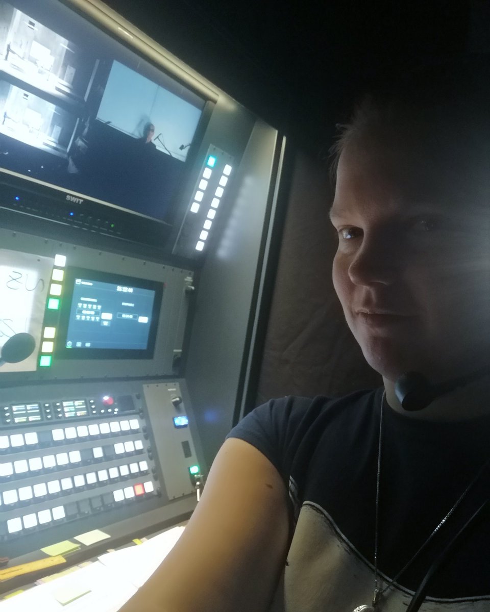 Charly_Goetze's tweet photo. Inspizienten Pult @stadttheater_fuerth
For dress rehearsal of #KönigUbu

#Theatre #Theater #stage #backstage #opera #Oper #operasinger #operasingerslife #operalife #operasinging #singerslife #stagelife #stagemanager #stagemanagement #Inspizient #picoftheday #pictureoftheday https://t.co/AjfIQtDAbr