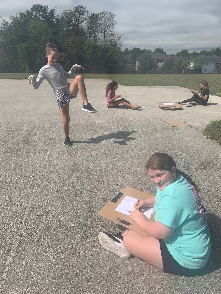 jmccormick74's tweet photo. Gesture drawing outside ⁦@officialSPS⁩ ⁦@WilsonsCreekInt⁩ #collaboration #gesturedrawing #artcurriculum https://t.co/ur6rgkjAZy