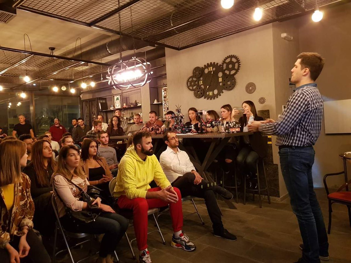 mtelfabrika's tweet photo. M:tel digitalna fabrika večeras je ugostila Ivana Radunovića i tim Codingo, koji su organizovali predavanje o izgradnji freelancing karijere. Mogli ste da saznate kako da kreirate UpWork profil koji skreće pažnju i kako da popravite svoju poziciju u pretrazi. https://t.co/IZv9vuurmj
