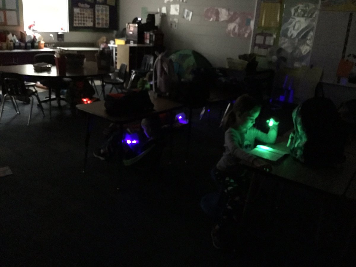SBain512's tweet photo. Pajama Day & a Read In👍 #flashlightfun @lord_512 @theSMSD @MillCreekLxPTA https://t.co/Ce6UzwzJjN