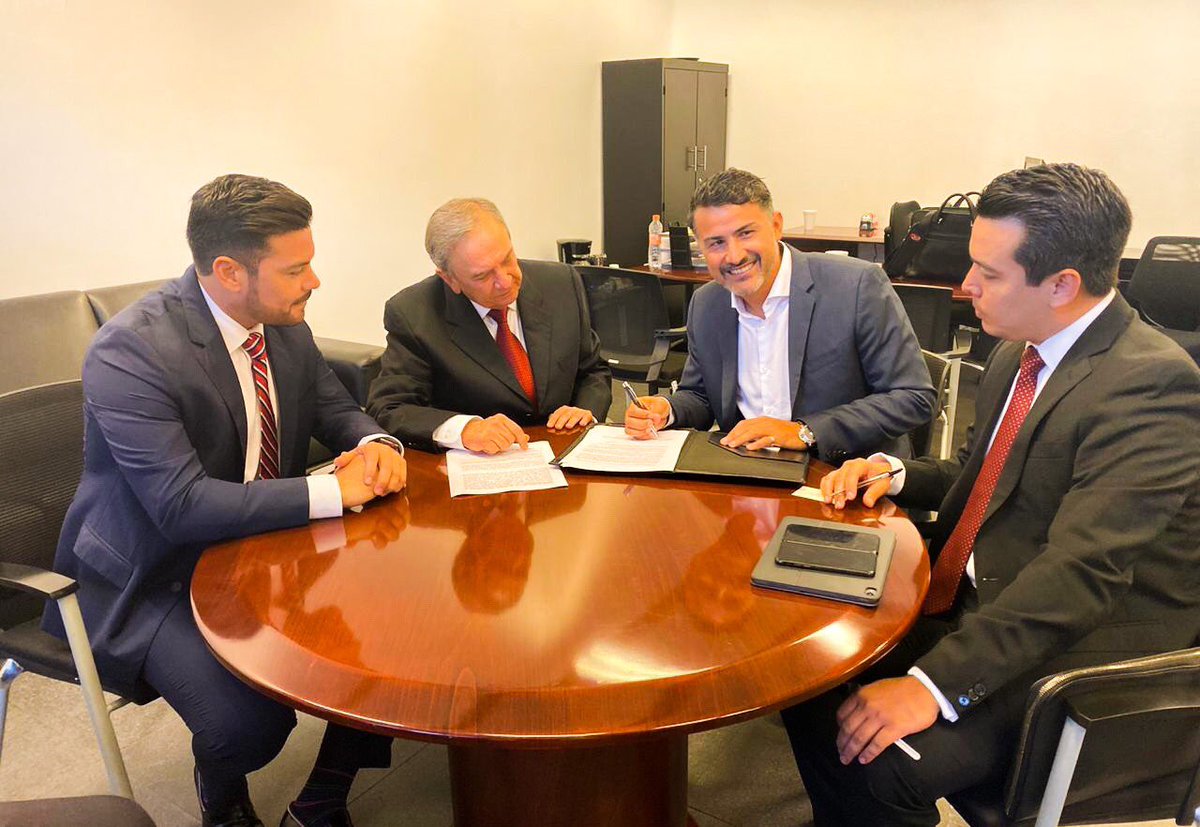 AysaGonzalez's tweet image. El #béisbol es un deporte que se disfruta mucho en nuestro estado, por lo cual el presidente @lopezobrador_ instruyó que #Campeche sea sede de la escuela de béisbol regional⚾️, y hoy firmamos convenio con @EdgarGlezSabin Comisionado Nacional de #PROBEIS.