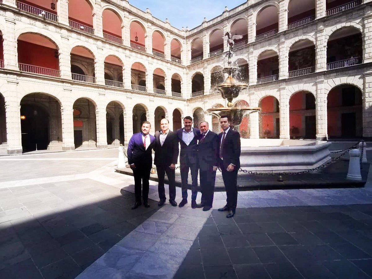 AysaGonzalez's tweet image. El #béisbol es un deporte que se disfruta mucho en nuestro estado, por lo cual el presidente @lopezobrador_ instruyó que #Campeche sea sede de la escuela de béisbol regional⚾️, y hoy firmamos convenio con @EdgarGlezSabin Comisionado Nacional de #PROBEIS.