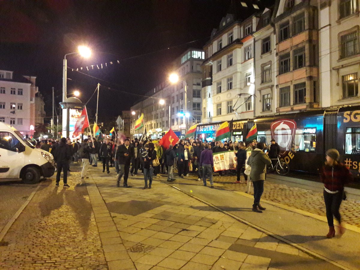 Ich bin vor einer halben Stunde aus einem Konzert in der Schauburg #Dresden Neustadt gekommen. In dem Moment traf ich vor der Schauburg auf eine #Spontandemo anlässlich der aktuellen Offensive der Türkei gegen die #Kurden in #Nordsyrien.

#NoWar