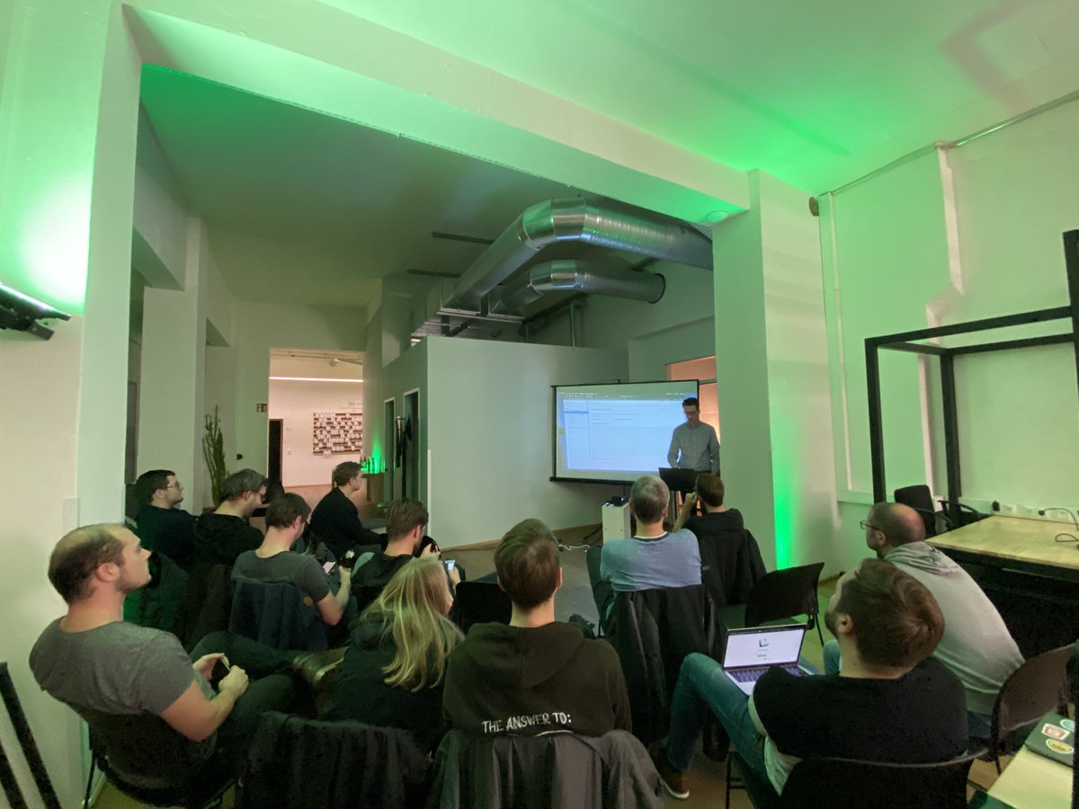 vuejsdresden's tweet image. .@philmuze erklärt, wie man @storybookjs für seine Vue Projekte nutzt um Komponenten isoliert zu rendern 👍
