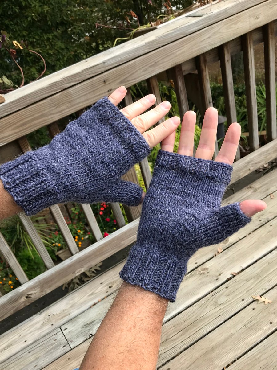 Just relisted: men's merino and mohair fingerless gloves. etsy.com/listing/191605… #handmade #handknit #knitting #etsy #etsyshop #smallbusiness