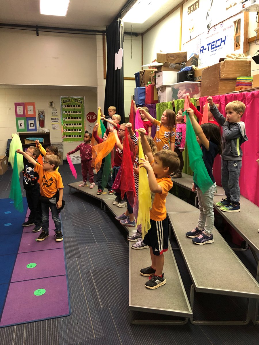breitbarth_s's tweet photo. Leaves are falling down! Kindergarteners exploring high and low sounds in music this week! #studentengagement #Big3 #WGExplorers #BeeWg #myolatheschools https://t.co/derPiOEpLB