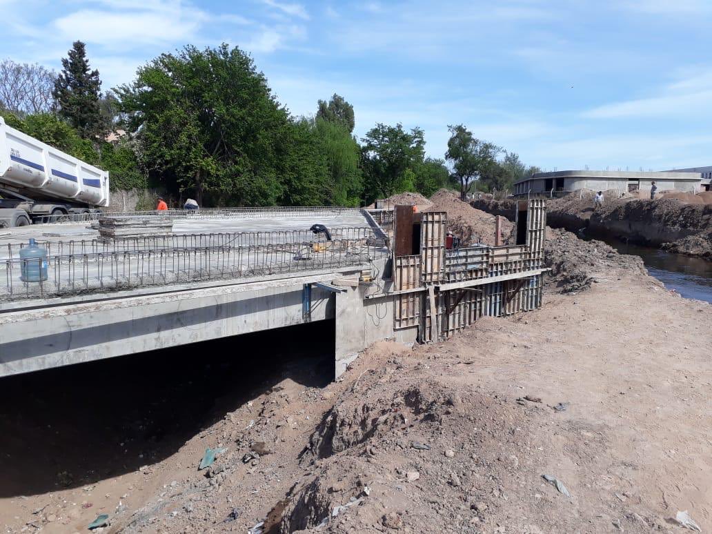 ramonjmestre's tweet photo. 🚧 ¡EL PUENTE SOBRE EL CANAL DE LA OBRA DEL INTERCAMBIADOR VIAL DE RAFAEL NÚÑEZ ESTÁ CASI LISTO!
Por esta zona circulan más de 200 mil 🚗🛵 cordobeses todos los días y en muy poco tiempo todos ellos van a tener una vía más ágil para transitar. #AcaEstamos y vamos a estar. https://t.co/rgJc9TCAgu