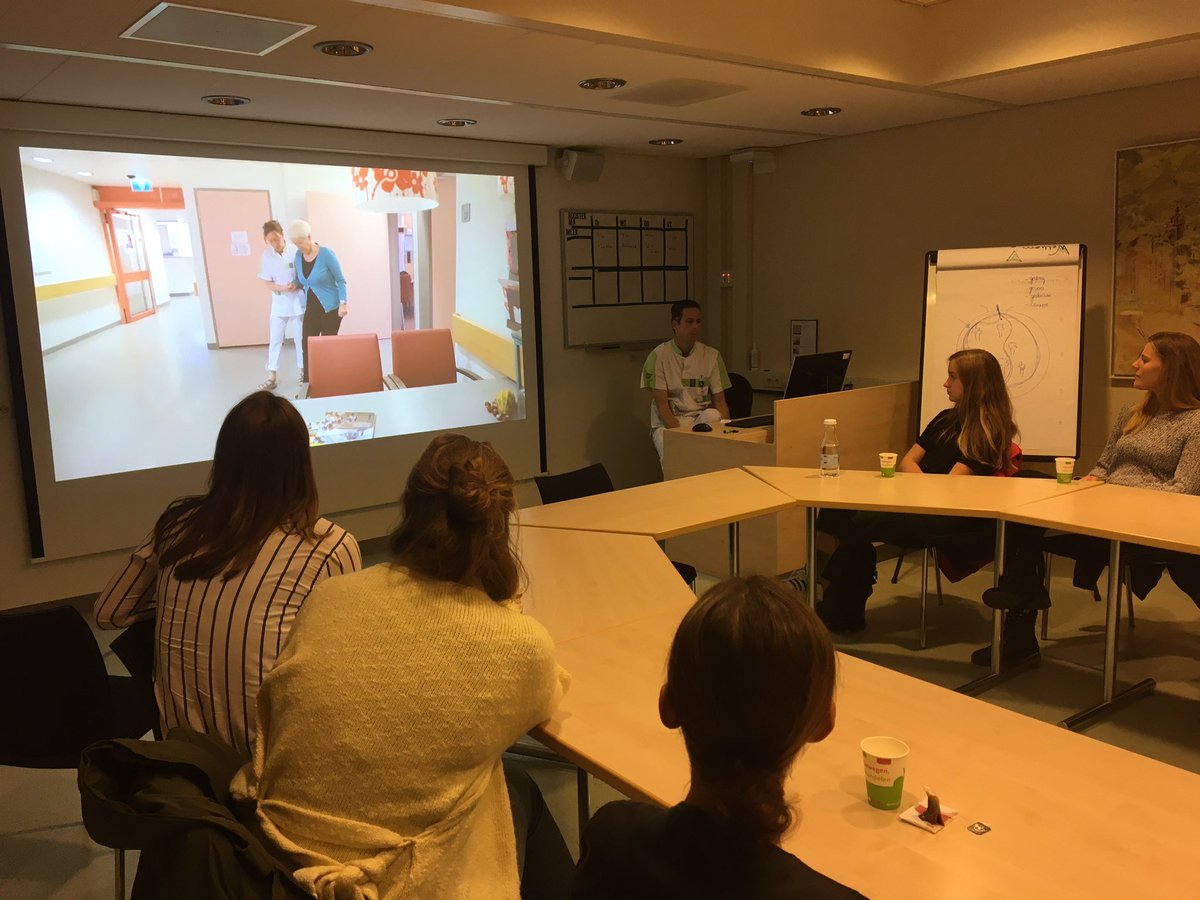 TitiaV's tweet photo. Vanmiddag waren 25 studenten van de studievereniging Di-Et-Tri van de WUR op bezoek in Ziekenhuis Gelderse Vallei. Ze hebben geluisterd naar het belang van voeding en bewegen in de zorg en over onderzoeken die samen met de WUR worden uitgevoerd.@GelderseVallei @voedingindezorg https://t.co/5URqLBOvnh