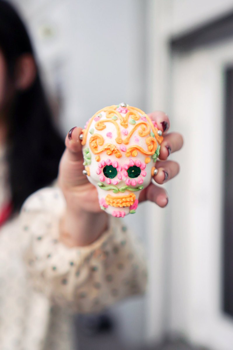 @metatebakeshop is hosting a Calaverita Workshop at the <a href="/commissary_cnct/">CommissaryConnect</a> pop-up shop every Thursday in October from 3pm-8pm. You can learn to make and decorate sugar skulls, and get your hands on some delicious conchas and pan de muerto at the same time!
