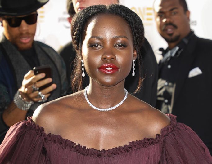 oi_negro's tweet photo. Lupita Nyong’o: Eu não sabia que pertencia a uma raça chamada “Preto” até chegar à América https://t.co/GDbWM8pl6S https://t.co/EVnY2qjtot