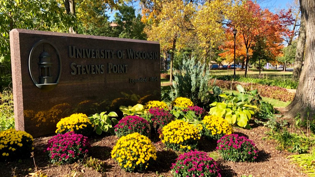 CoachHockett's tweet photo. Don’t sleep on the #UWSP campus in the fall 🍁...definitely deserves a 👀!!! Best kept secret in the state #Pointers https://t.co/fwtHAp5wGZ