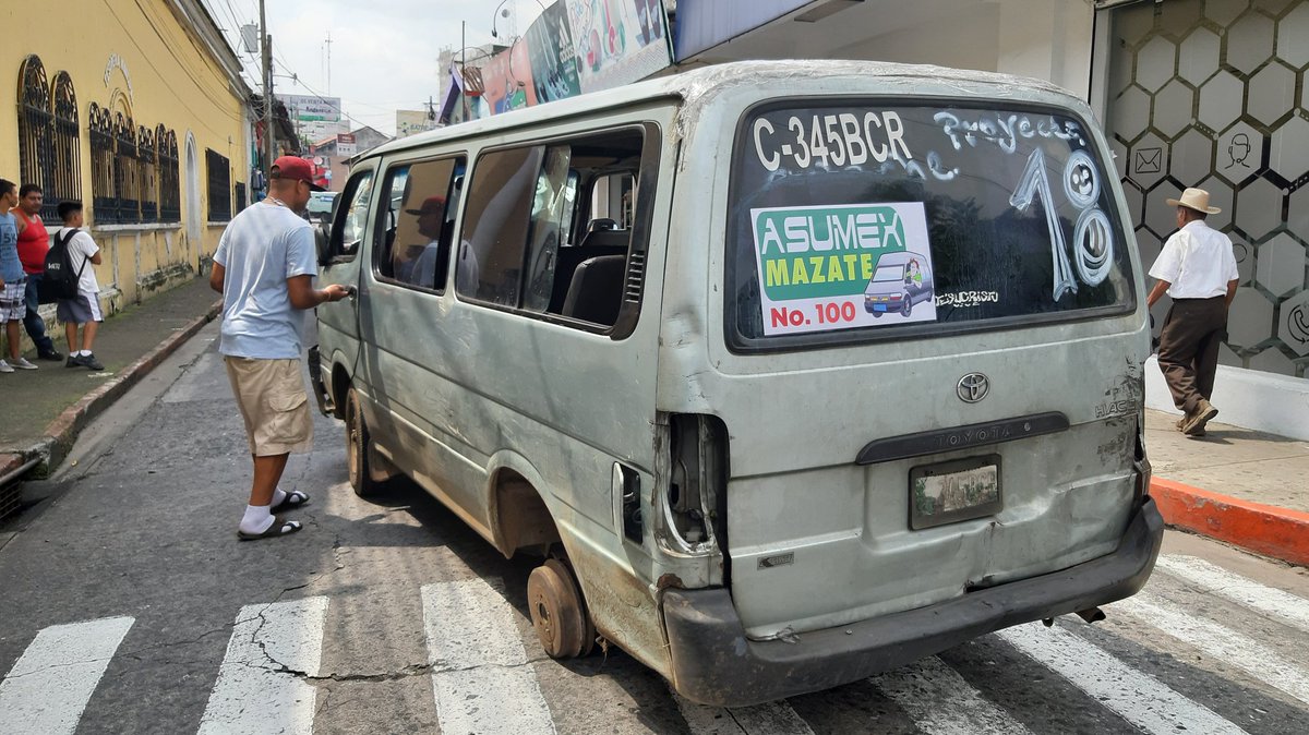ruperto_ma's tweet photo. Microbus del servicio urbano en Mazatenango pierde la llanta trasera en pleno reccorrido. https://t.co/fSx9KjIhzj