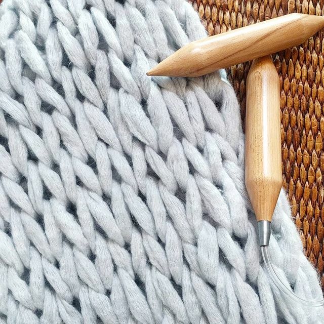 Loads of texture and giant needles 😍 (even though I knit that blanket with my arms 🙈)
.
.
.
#knit #chunkyknitting #fallknitting #superbulkyyarn #couturejazz #couturejazzyarn #armknit #armknitting #texture #cozy #homedecor #chunkyblanket #hugge #premi… ift.tt/2VqXu8e
