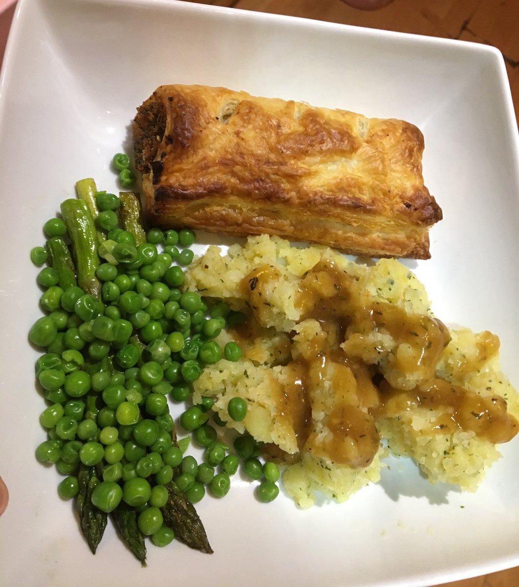 Look at this absolutely beautiful #vegan meal 🤤 all homemade~
✨
It’s mushroom and red pointed pepper sausage rolls, garlic fried mash potato and fried veggies with “chicken” gravy🌱 
✨
This is true comfort food 💖