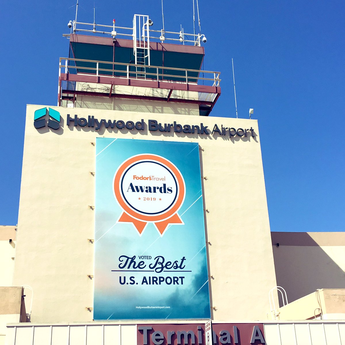 Westcoastmike1's tweet photo. Hollywood, Moviestars and Team #United @fly_BUR (Hollywood Burbank Airport) spending a bright, sunny day with the Team, as we #WINCA #winningthelines @weareunited @Jmass29Massey @Auggiie69 @GATAGSTeam https://t.co/1HWB8dOtsz