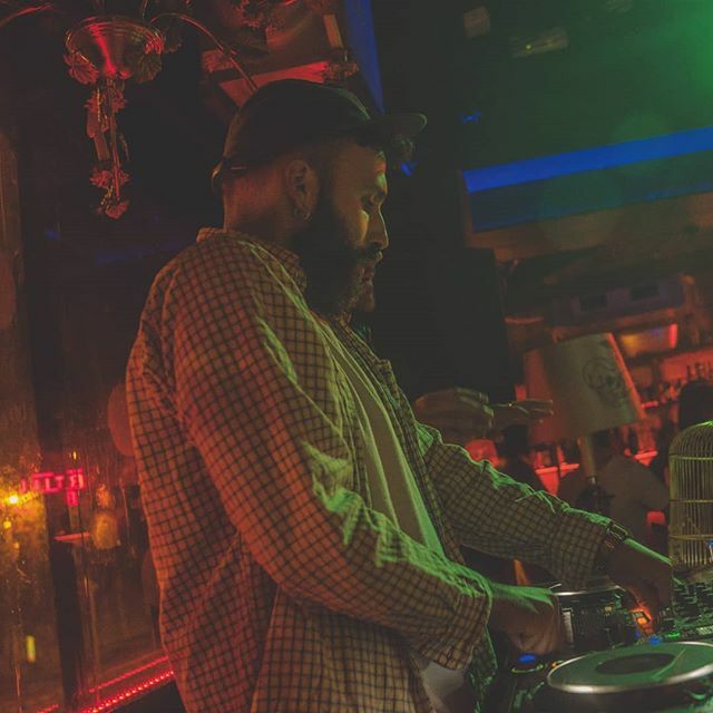 Aquí, practicando para ser rejoneador.

La camisa es feísima, lo sé.

Foto de @oscarplaza_musicphotographer ift.tt/2nxZQG1