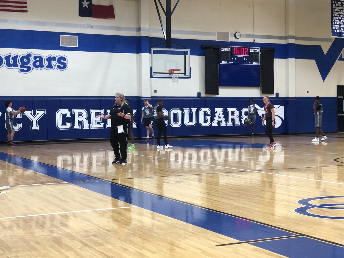 coinally1's tweet photo. @bdonaldwilliams having some fun on the court tonight in H-Town! The Greater Houston Area Girls Basketball Coaches Clinic was a BIG success!โ๏ธ๐๐ผ
#ReppinULM๐
#TheBestIsOnTheBayou
#HawkYeah https://t.co/VsLpjSg4UM