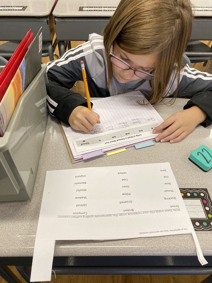 Mrs_Peloquin's tweet photo. Reading Workshop is in full swing with our new Benchmark Literacy Curriculum! 💙📚#gettingintotheswingofthings #readingworkshop https://t.co/NF7LGXlCZl