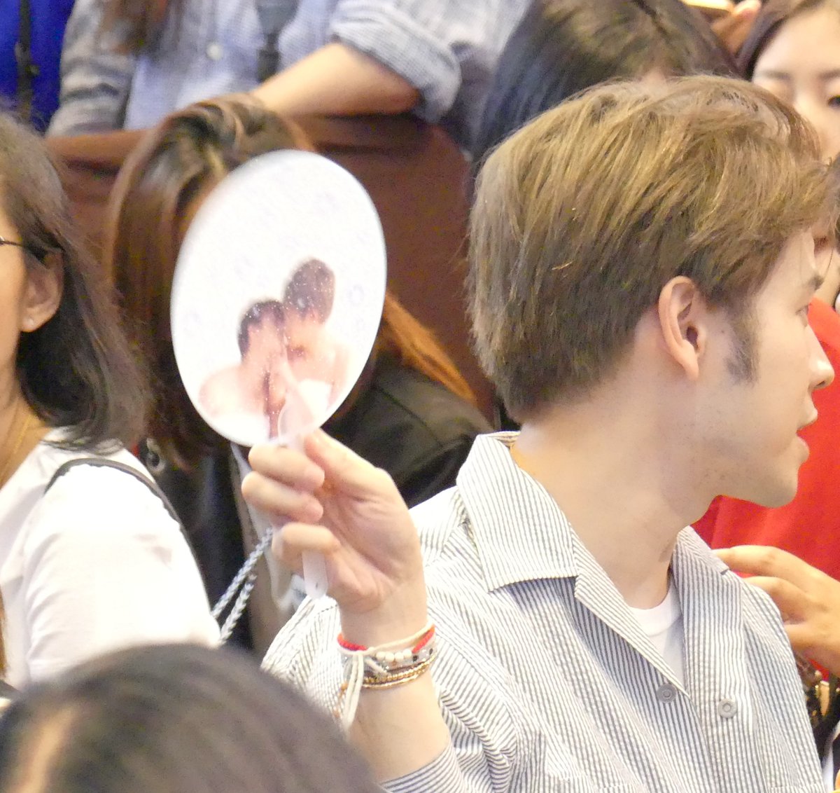 MBx1A's tweet photo. ผู้กุมความลับของเราเมื่อคืน อยากใส่ใจจัง
#CHAMESingaporeTripx2wishDay2 https://t.co/8kETZx3Koh