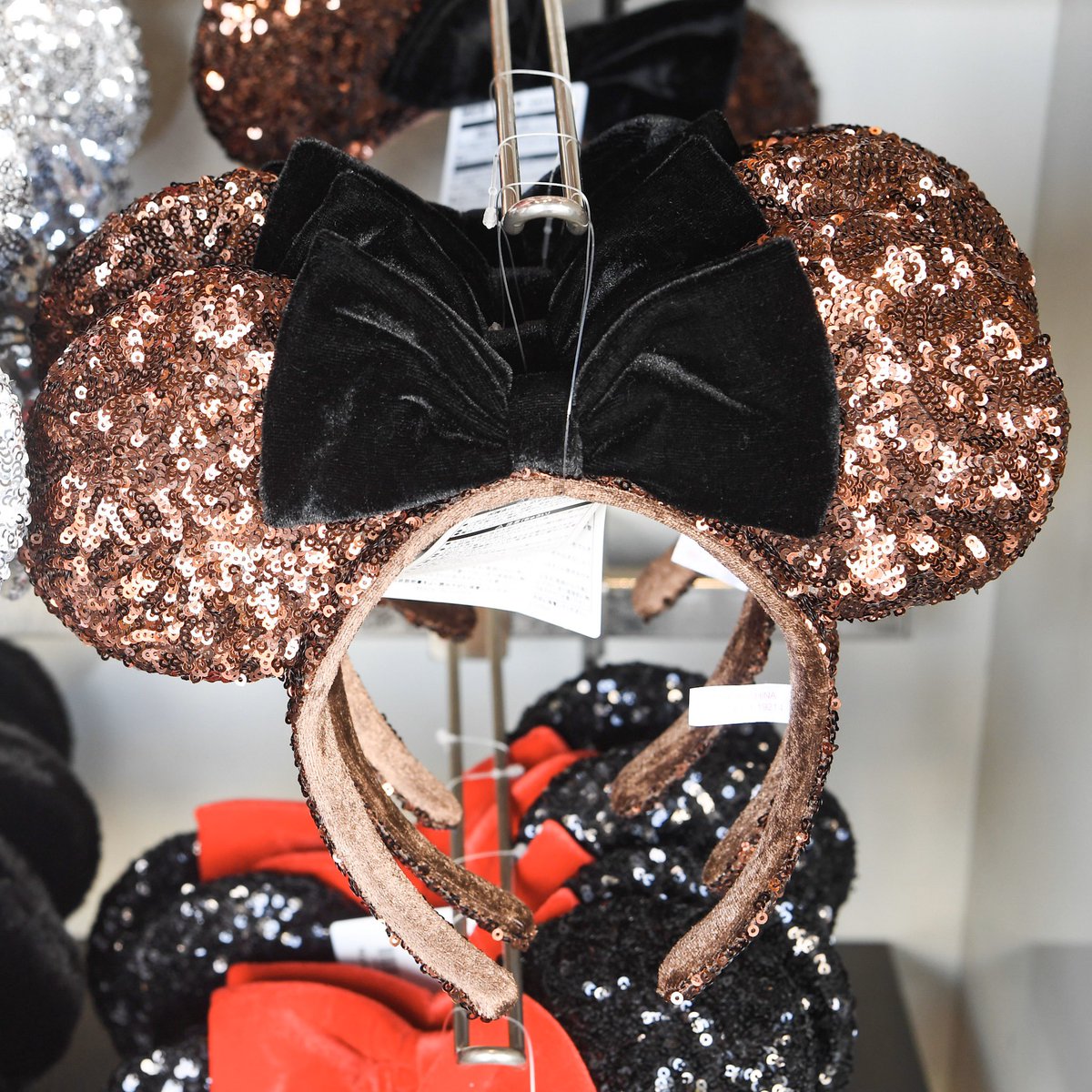 Mezzomikiのディズニーブログ Pa Twitter ミニーちゃんのスパンコールカチューシャにベロアリボンデザインが本日新登場 2色展開です T Co Uspsp2tsda Mezzomikiのディズニーブログ Pa Twitter ミニーちゃんのスパンコールカチューシャにベロアリボンデザインが本日新登場 2色展開です T Co Uspsp2tsda