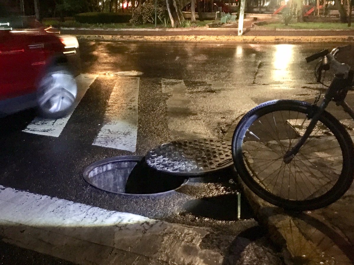 pablozed's tweet photo. Registro abierto en la esquina de Irrigación y Legaría, poniendo en grave riesgo al peatón, ciclista y automovilista. #COSECOVI del @CICATALeg ya lo cerró pero aún así favor de revisar. @alcaldiaMHmx @cesacMH @IPN_MX @SecretariaIPN https://t.co/bRblKxEQbU