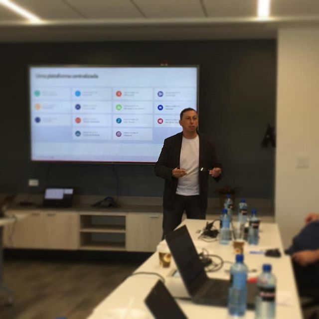 DanielDonda's tweet photo. Usando todo o meu portunhol nas apresentações que estão acontecendo aqui escritório da Quest Software no Panamá. #lifeatquest #cybersecurity https://t.co/qmd7gGwvyr https://t.co/mmHGh87fvg