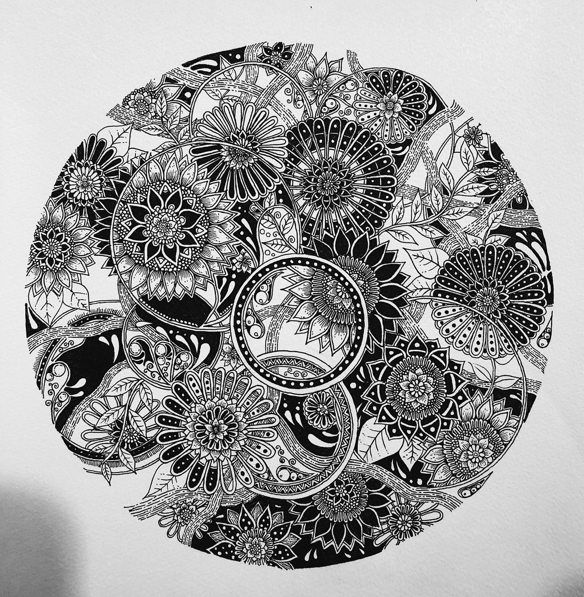 mirakuarts's tweet photo. #貴方の世界観を詰め込んだ作品を見せてください

シロの世界と、クロの世界の融合。 https://t.co/l1OiSWY05w