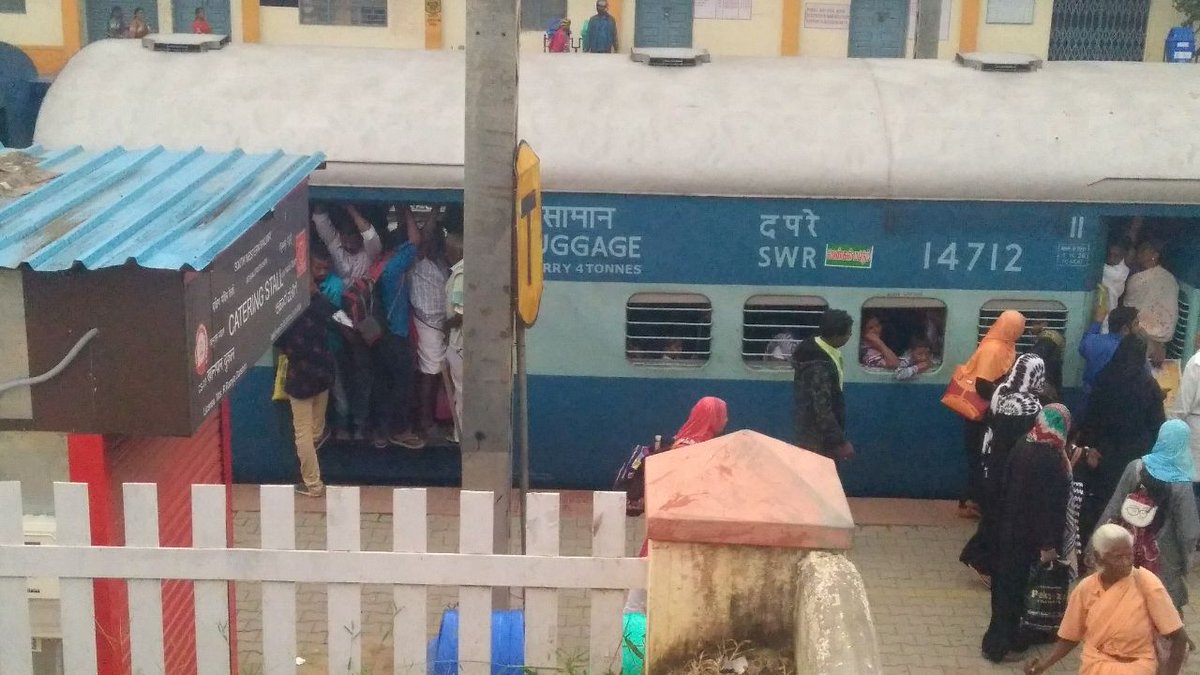Balaji42471468's tweet photo. @drmsbc @SalemDRM @PiyushGoyal @HsraSbc @SureshAngadi_ @srdomsbc Sir see today's 56514 status no additional coaches or special train to avoid rush in HSRA or SA route. Crowd status at BAIYYAPPANAHALLI today in 56514 please consider our request sir https://t.co/H7seUaplOO