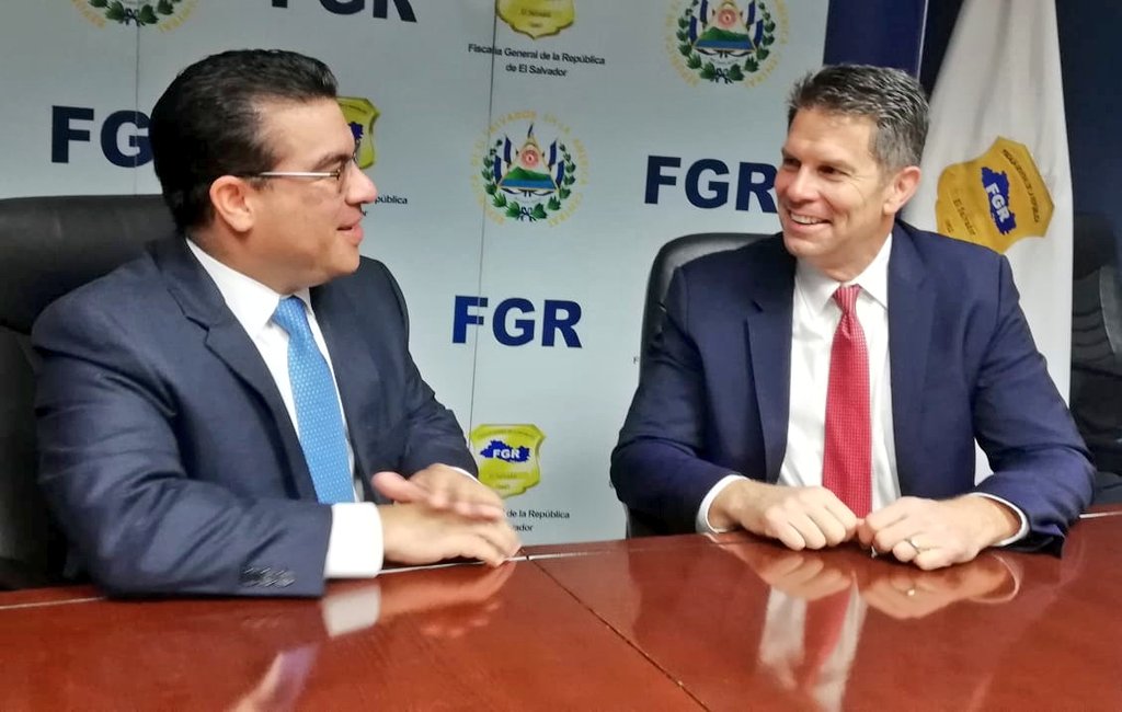 FGR_SV's tweet photo. "He sostenido una productiva reunión con el Sub Director del @fbi David Bowdich para integrar esfuerzos en el combate al crimen organizado trasnacional."
Fiscal General @MelaraRaul
https://t.co/u4XcotNdmw https://t.co/vK9UX0RPIk