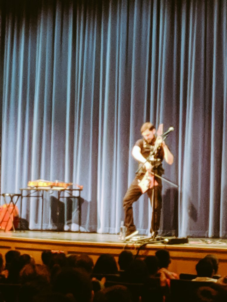 MsUrby_Music's tweet photo. Fourth graders had a great time on our field trip hearing electric cellist Greg Byers perform and talk about the instruments of the orchestra. The crowd went wild when he performed Billie Eilish's "bad guy." https://t.co/8SPX7k23Dq