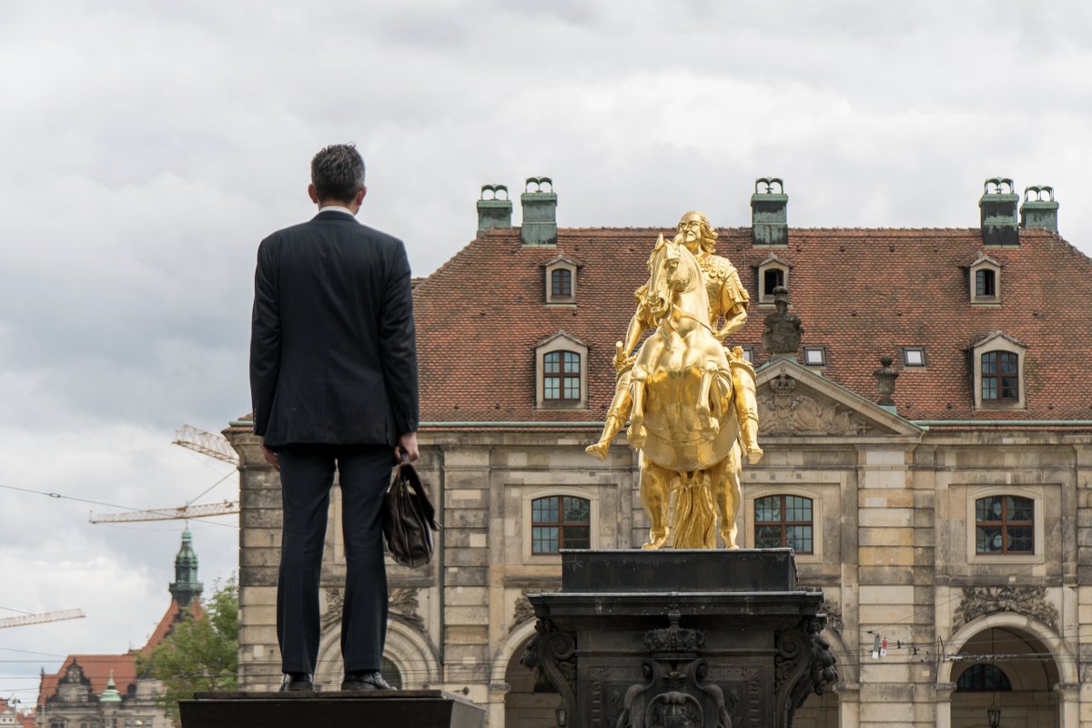 MarcoDziallas's tweet photo. Ein Bürgerdenkmal für #Dresden - Tag 7 von 7: „Dem kultivierten Bewahrer“ am Neustädter Markt #Dresden - Infos unter: https://t.co/9YVy07GKZQ | https://t.co/FN5I9S6dNT #DadaVadim https://t.co/o7gN9CykdU