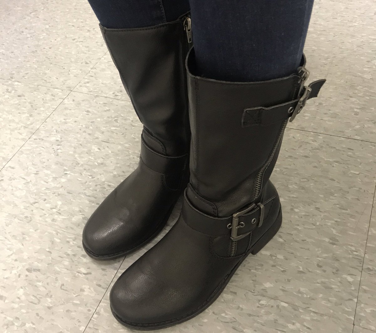 RunNerdGirl's tweet photo. Guys, I donβt want to jinx it, but Fall might actually be starting here finally. I wore boots for the first time today and everything!!
#Itsfallyall #SCfall #bootseason https://t.co/nkBGqD337h