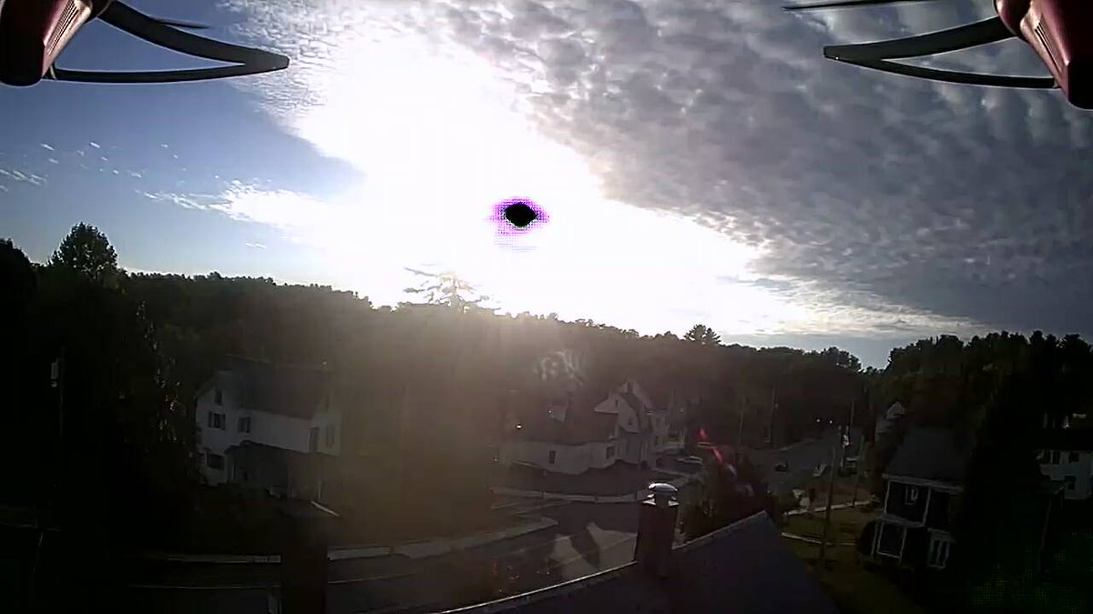 Jeff57599448's tweet photo. Caught this with my drone could not see with naked eye, many pics and videos of it ,trick of light ? https://t.co/8Y8D4alv9E
