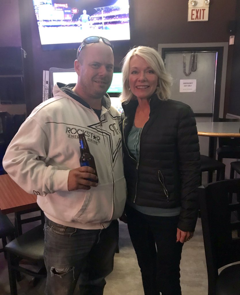 CandiceBergen_'s tweet photo. Great to meet Matt at Roxy’s Diner in #OakBluff ! Like most Cdns, Matt is fed up with Trudeau’s arrogance &amp; weak leadership. I was happy to re-assure him that @CPC_HQ is working hard across Canada to defeat Trudeau and bring back ethics &amp; accountability to Gvt on Oct 21st! https://t.co/dxbTZPDufh