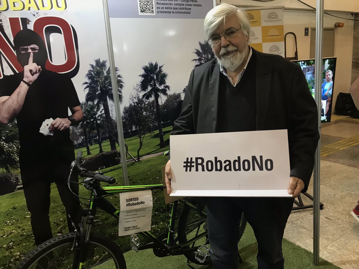 Minterioruy's tweet photo. Lanzamiento de la campaña no compres robado en la explanada de la @montevideoIM . El Ministro se reúne con los colectivos de ciclistas #RobadoNo https://t.co/J1PyqyxLtt