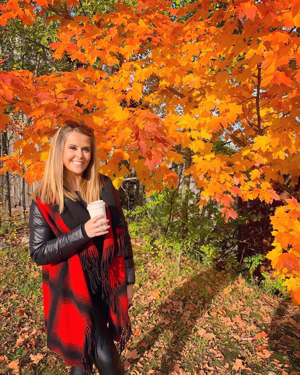 LizMyNBC5's tweet photo. Vermont is PEAKING right now 😍❤️🍁 had to check out #SmugglersNotch & #Stowe before the long weekend crowd arrives. These colors are great for #VT tourism #fall #foliage #fallfoliage #leafpeeping #newengland #travel https://t.co/jVCgvLw29T