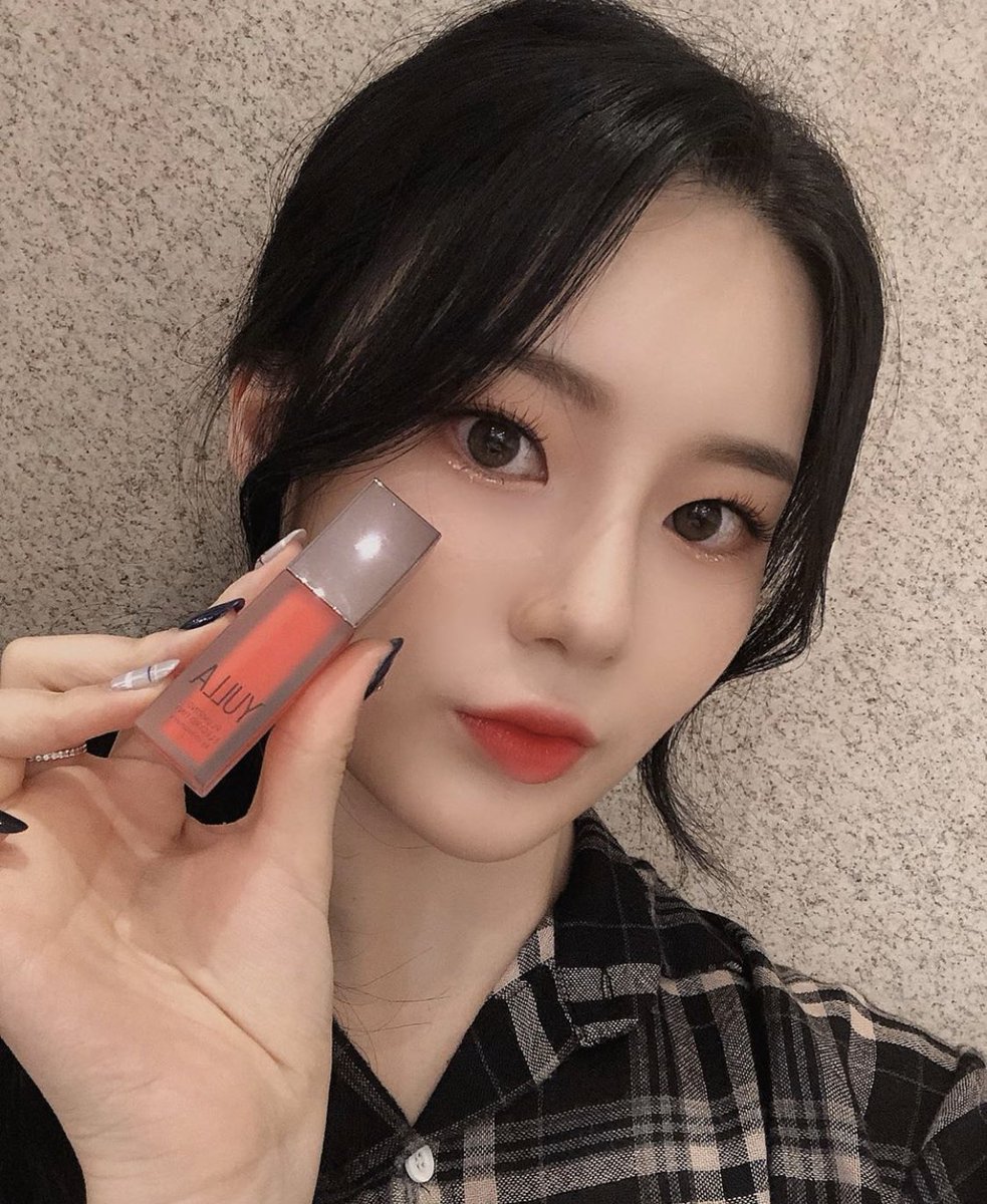 purplebecknews's tweet photo. Purplebeck vía Instagram:
입술이 찌릿찌릿⚡️⚡️
#민이 #MINI #퍼플백 #purplebeck
#YULLA #유라코스메틱 #소함화 #율라틴트 #율라 #플럼핑틴트 #립플럼퍼 https://t.co/Z7SYe42DqD