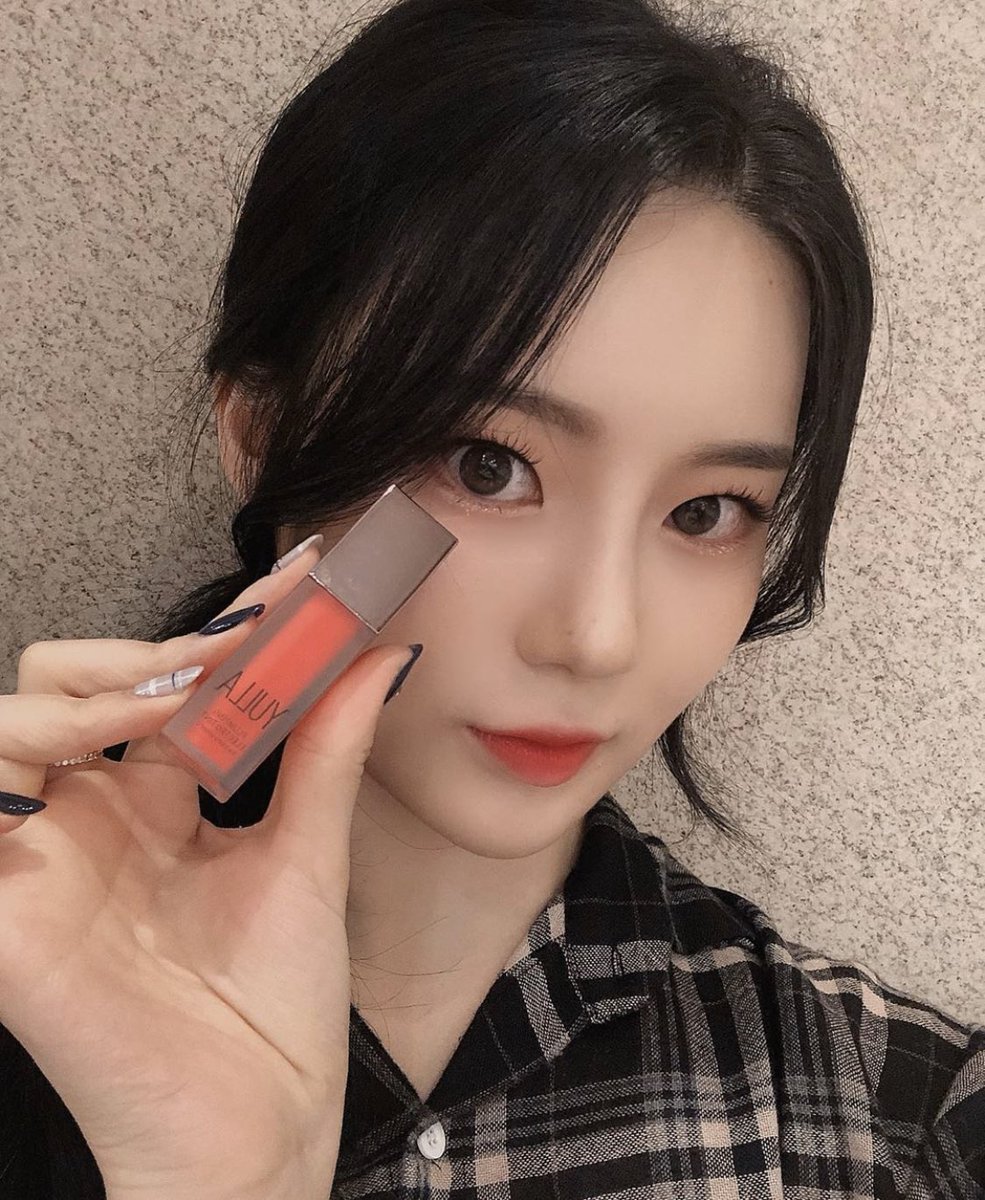 purplebecknews's tweet photo. Purplebeck vía Instagram:
입술이 찌릿찌릿⚡️⚡️
#민이 #MINI #퍼플백 #purplebeck
#YULLA #유라코스메틱 #소함화 #율라틴트 #율라 #플럼핑틴트 #립플럼퍼 https://t.co/Z7SYe42DqD